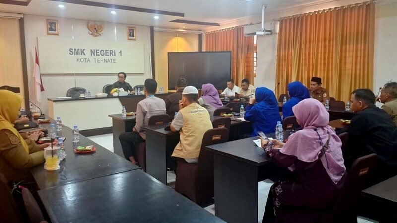 Kadikbud Maluku Utara, Abubakar Abdullah bersama para Kepala SMA se-Kota Ternate dan pengelola lembaga bimbingan belajar (Bimbel) guna memperkuat kualitas pembelajaran sekaligus meningkatkan daya saing peserta didik. || dok : Kasedata