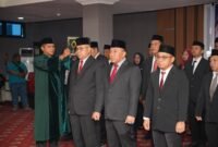 Sekda Maluku Utara, Samsuddin Abd. Kadir melantik sejumlah Pejabat Pimpinan Tinggi Pratama, Administrator, dan Pengawas di lingkungan Pemprov Malut. Prosesi pelantikan berlangsung di Aula Bidadari, Lantai 4 Kantor Gubernur Maluku Utara, Sofifi. || dok : Humas/Adpim Malut