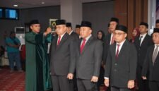 Sekda Maluku Utara, Samsuddin Abd. Kadir melantik sejumlah Pejabat Pimpinan Tinggi Pratama, Administrator, dan Pengawas di lingkungan Pemprov Malut. Prosesi pelantikan berlangsung di Aula Bidadari, Lantai 4 Kantor Gubernur Maluku Utara, Sofifi. || dok : Humas/Adpim Malut