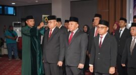 Sekda Maluku Utara, Samsuddin Abd. Kadir melantik sejumlah Pejabat Pimpinan Tinggi Pratama, Administrator, dan Pengawas di lingkungan Pemprov Malut. Prosesi pelantikan berlangsung di Aula Bidadari, Lantai 4 Kantor Gubernur Maluku Utara, Sofifi. || dok : Humas/Adpim Malut