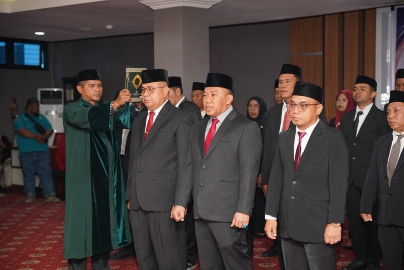 Sekda Maluku Utara, Samsuddin Abd. Kadir melantik sejumlah Pejabat Pimpinan Tinggi Pratama, Administrator, dan Pengawas di lingkungan Pemprov Malut. Prosesi pelantikan berlangsung di Aula Bidadari, Lantai 4 Kantor Gubernur Maluku Utara, Sofifi. || dok : Humas/Adpim Malut