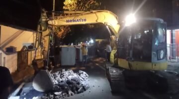 Perbaikan jalan utama di Kelurahan Kayu Merah oleh BPJN Maluku Utara [Foto : haerun/kasedata]