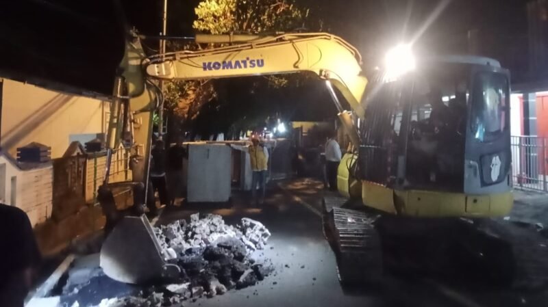 Perbaikan jalan utama di Kelurahan Kayu Merah oleh BPJN Maluku Utara [Foto : haerun/kasedata]
