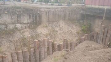 Warga Kabau Swadaya Bangun Jembatan Darurat