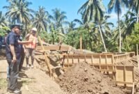 Wakil Gubernur Sarbin Sehe, saat meninjau pembangunan Jembatan Ake Busale di ruas Jalan Saketa–Dehepodo, Kecamatan Gane Barat