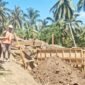 Wakil Gubernur Sarbin Sehe, saat meninjau pembangunan Jembatan Ake Busale di ruas Jalan Saketa–Dehepodo, Kecamatan Gane Barat