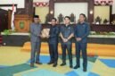 Pengajuan dokumen KUA-PPAS oleh Wakil Bupati H.M. Saleh Marasabessy kepada Ketua   DPRD Kepulauan Sula [karno/kasedata]