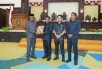 Pengajuan dokumen KUA-PPAS oleh Wakil Bupati H.M. Saleh Marasabessy kepada Ketua   DPRD Kepulauan Sula [karno/kasedata]