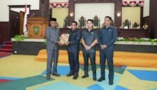 Pengajuan dokumen KUA-PPAS oleh Wakil Bupati H.M. Saleh Marasabessy kepada Ketua   DPRD Kepulauan Sula [karno/kasedata]