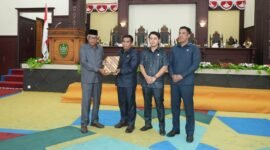 Pengajuan dokumen KUA-PPAS oleh Wakil Bupati H.M. Saleh Marasabessy kepada Ketua   DPRD Kepulauan Sula [karno/kasedata]