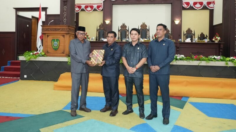 Pengajuan dokumen KUA-PPAS oleh Wakil Bupati H.M. Saleh Marasabessy kepada Ketua   DPRD Kepulauan Sula [karno/kasedata]