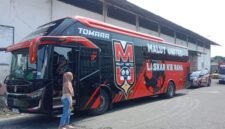 Bus Malut United saat berada di kawasan Pelabuhan Ahmad Yani, Kota Ternate, Kamis (2/7/2026)