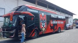 Bus Malut United saat berada di kawasan Pelabuhan Ahmad Yani, Kota Ternate, Kamis (2/7/2026)