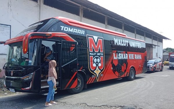 Bus Malut United saat berada di kawasan Pelabuhan Ahmad Yani, Kota Ternate, Kamis (2/7/2026)
