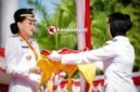Momen Gubernur Maluku Utara, Sherly Tjoanda Laos, menyerahkan bendera Merah Putih kepada pembawa baki. || dok : Kasedata