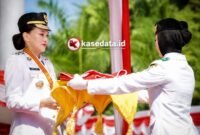 Momen Gubernur Maluku Utara, Sherly Tjoanda Laos, menyerahkan bendera Merah Putih kepada pembawa baki. || dok : Kasedata