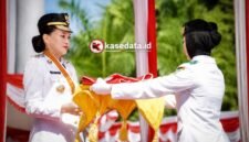 Momen Gubernur Maluku Utara, Sherly Tjoanda Laos, menyerahkan bendera Merah Putih kepada pembawa baki. || dok : Kasedata