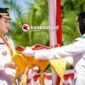 Momen Gubernur Maluku Utara, Sherly Tjoanda Laos, menyerahkan bendera Merah Putih kepada pembawa baki. || dok : Kasedata