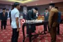 Sekretaris Daerah (Sekda) Provinsi Maluku Utara, Samsuddin Abd. Kadir memimpin prosesi pelantikan dan pengambilan sumpah/janji jabatan dilantai IV kantor Gubernur, Sofifi. || dok : Ilham/Kasedata