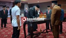 Sekretaris Daerah (Sekda) Provinsi Maluku Utara, Samsuddin Abd. Kadir memimpin prosesi pelantikan dan pengambilan sumpah/janji jabatan dilantai IV kantor Gubernur, Sofifi. || dok : Ilham/Kasedata