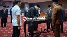 Sekretaris Daerah (Sekda) Provinsi Maluku Utara, Samsuddin Abd. Kadir memimpin prosesi pelantikan dan pengambilan sumpah/janji jabatan dilantai IV kantor Gubernur, Sofifi. || dok : Ilham/Kasedata