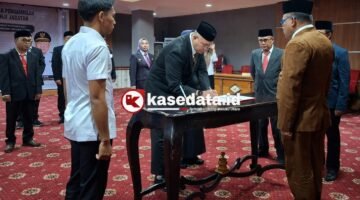 Sekretaris Daerah (Sekda) Provinsi Maluku Utara, Samsuddin Abd. Kadir memimpin prosesi pelantikan dan pengambilan sumpah/janji jabatan dilantai IV kantor Gubernur, Sofifi. || dok : Ilham/Kasedata