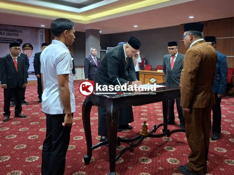 Sekretaris Daerah (Sekda) Provinsi Maluku Utara, Samsuddin Abd. Kadir memimpin prosesi pelantikan dan pengambilan sumpah/janji jabatan dilantai IV kantor Gubernur, Sofifi. || dok : Ilham/Kasedata