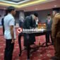 Sekretaris Daerah (Sekda) Provinsi Maluku Utara, Samsuddin Abd. Kadir memimpin prosesi pelantikan dan pengambilan sumpah/janji jabatan dilantai IV kantor Gubernur, Sofifi. || dok : Ilham/Kasedata