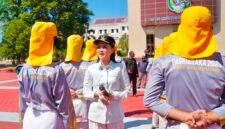 Gubernur Maluku Utara saat meninjau langsung latihan Paskibraka di halaman Kantor Gubernur. || dok : Kasedata