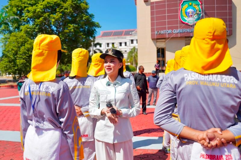 Gubernur Maluku Utara saat meninjau langsung latihan Paskibraka di halaman Kantor Gubernur. || dok : Kasedata