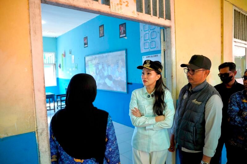 Gubernur Maluku Utara meninjau pekerjaan Revitalisasi di SMA Negeri 5 Kota Tidore Kepulauan. || dok : Kasedata