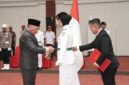 Wakil Gubernur Maluku Utara, H. Sarbin Sehe mengukuhkan Pasukan Pengibar Bendera Pusaka (Paskibraka) Provinsi Maluku Utara Tahun 2026 di Aula Nuku, Kantor Gubernur Sofifi. || dok : Kasedata