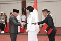 Wakil Gubernur Maluku Utara, H. Sarbin Sehe mengukuhkan Pasukan Pengibar Bendera Pusaka (Paskibraka) Provinsi Maluku Utara Tahun 2026 di Aula Nuku, Kantor Gubernur Sofifi. || dok : Kasedata