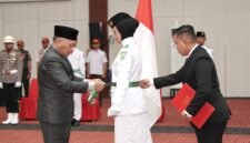 Wakil Gubernur Maluku Utara, H. Sarbin Sehe mengukuhkan Pasukan Pengibar Bendera Pusaka (Paskibraka) Provinsi Maluku Utara Tahun 2026 di Aula Nuku, Kantor Gubernur Sofifi. || dok : Kasedata