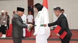 Wakil Gubernur Maluku Utara, H. Sarbin Sehe mengukuhkan Pasukan Pengibar Bendera Pusaka (Paskibraka) Provinsi Maluku Utara Tahun 2026 di Aula Nuku, Kantor Gubernur Sofifi. || dok : Kasedata