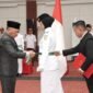 Wakil Gubernur Maluku Utara, H. Sarbin Sehe mengukuhkan Pasukan Pengibar Bendera Pusaka (Paskibraka) Provinsi Maluku Utara Tahun 2026 di Aula Nuku, Kantor Gubernur Sofifi. || dok : Kasedata