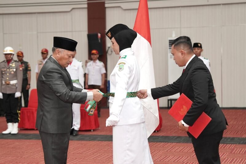Wakil Gubernur Maluku Utara, H. Sarbin Sehe mengukuhkan Pasukan Pengibar Bendera Pusaka (Paskibraka) Provinsi Maluku Utara Tahun 2026 di Aula Nuku, Kantor Gubernur Sofifi. || dok : Kasedata