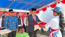 Kepala Dinas Pendidikan dan Kebudayaan (Kadikbud) Provinsi Maluku Utara, Dr. Abubakar Abdullah bertindak sebagai Inspektur Upacara di SMA Kristen Nusa Damai Posi-Posi Rao, Kabupaten Pulau Morotai. || dok : Kasedata