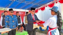 Kepala Dinas Pendidikan dan Kebudayaan (Kadikbud) Provinsi Maluku Utara, Dr. Abubakar Abdullah bertindak sebagai Inspektur Upacara di SMA Kristen Nusa Damai Posi-Posi Rao, Kabupaten Pulau Morotai. || dok : Kasedata