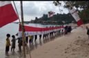 Masyarakat bersama generasi muda Desa Gemia membentangkan bendera Merah Putih raksasa sepanjang 45 meter di pesisir pantai. || dok : Kasedata