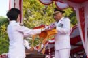 Wakil Gubernur Maluku Utara, H. Sarbin Sehe bertindak sebagai inspektur upacara penurunan Sang Merah Putih dalam rangka memperingati HUT ke-81 Kemerdekaan Republik Indonesia di halaman Kantor Gubernur Maluku Utara, Sofifi. || dok : Kasedata