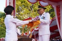Wakil Gubernur Maluku Utara, H. Sarbin Sehe bertindak sebagai inspektur upacara penurunan Sang Merah Putih dalam rangka memperingati HUT ke-81 Kemerdekaan Republik Indonesia di halaman Kantor Gubernur Maluku Utara, Sofifi. || dok : Kasedata