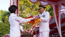 Wakil Gubernur Maluku Utara, H. Sarbin Sehe bertindak sebagai inspektur upacara penurunan Sang Merah Putih dalam rangka memperingati HUT ke-81 Kemerdekaan Republik Indonesia di halaman Kantor Gubernur Maluku Utara, Sofifi. || dok : Kasedata