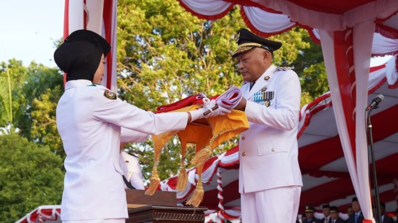 Wakil Gubernur Maluku Utara, H. Sarbin Sehe bertindak sebagai inspektur upacara penurunan Sang Merah Putih dalam rangka memperingati HUT ke-81 Kemerdekaan Republik Indonesia di halaman Kantor Gubernur Maluku Utara, Sofifi. || dok : Kasedata
