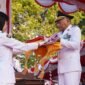 Wakil Gubernur Maluku Utara, H. Sarbin Sehe bertindak sebagai inspektur upacara penurunan Sang Merah Putih dalam rangka memperingati HUT ke-81 Kemerdekaan Republik Indonesia di halaman Kantor Gubernur Maluku Utara, Sofifi. || dok : Kasedata