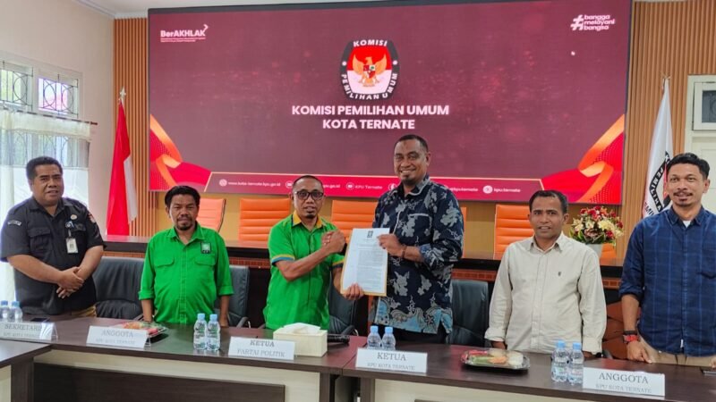 Rombongan DPC PKB Kota Ternate saat mengunjungi kantor KPU menyerahkan SK kepengurusan baru. || dok : Kasedata.