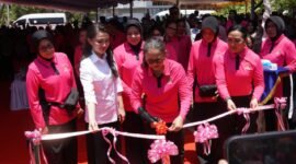 Gubernur Maluku Utara saat menghadiri peresmian fasilitas sumur bor dan Mandi, Cuci, Kakus (MCK) umum melalui program Bhayangkari Peduli. || dok : Kasedata