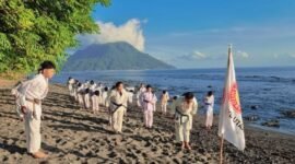 GABDIKA Malut saat menggelar Gashuku dan Ujian Kenaikan Sabuk Perdana yang berlangsung di Pantai Tobololo Kota Ternate