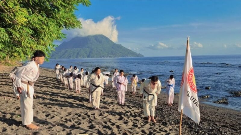 GABDIKA Malut saat menggelar Gashuku dan Ujian Kenaikan Sabuk Perdana yang berlangsung di Pantai Tobololo Kota Ternate