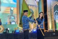 Gubernur Maluku Utara Sherly Tjoanda menerima bendera pataka sebagai tanda Malut mulai menyiapkan diri untuk menyambut pelaksanaan MTQ KORPRI 2028. || dok : Kasedata